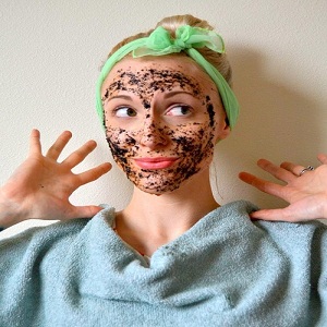 Mặt nạ dưỡng da làm đẹp giúp da mềm mịn từ trà đen và mật ong 